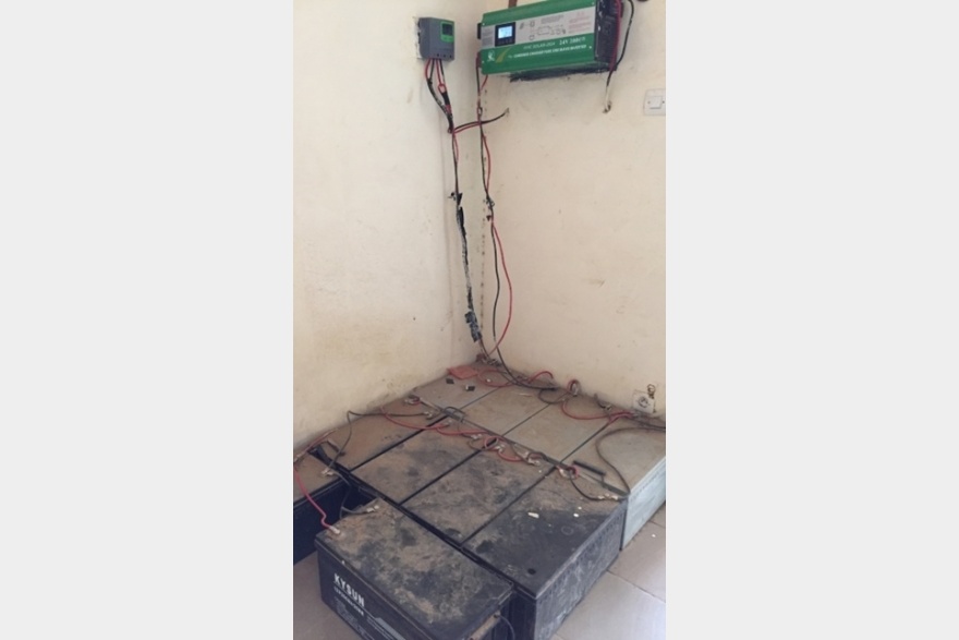 Аккумуляторы, подключенные к солнечным батареям в центре сбора — Сенегал