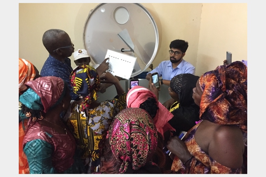 Учебная сессия в центре сбора молока на солнечной энергии — Сенегал
